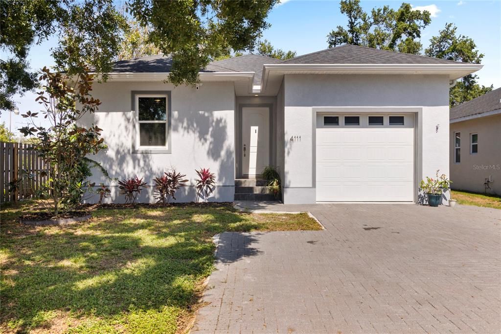 Attached, Exterior, Facade, Ranch