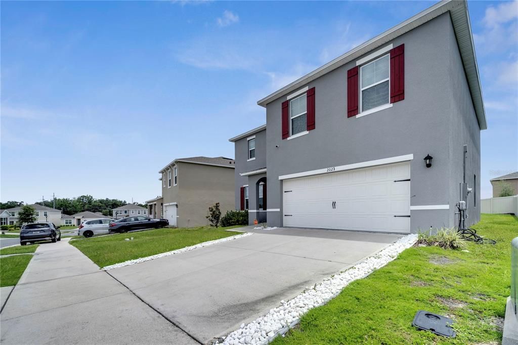 Attached, Exterior, Facade, Rowhouse