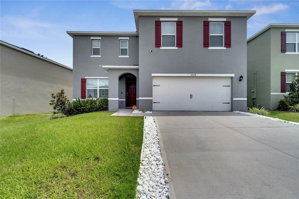 Attached, Exterior, Facade, Mediterranean