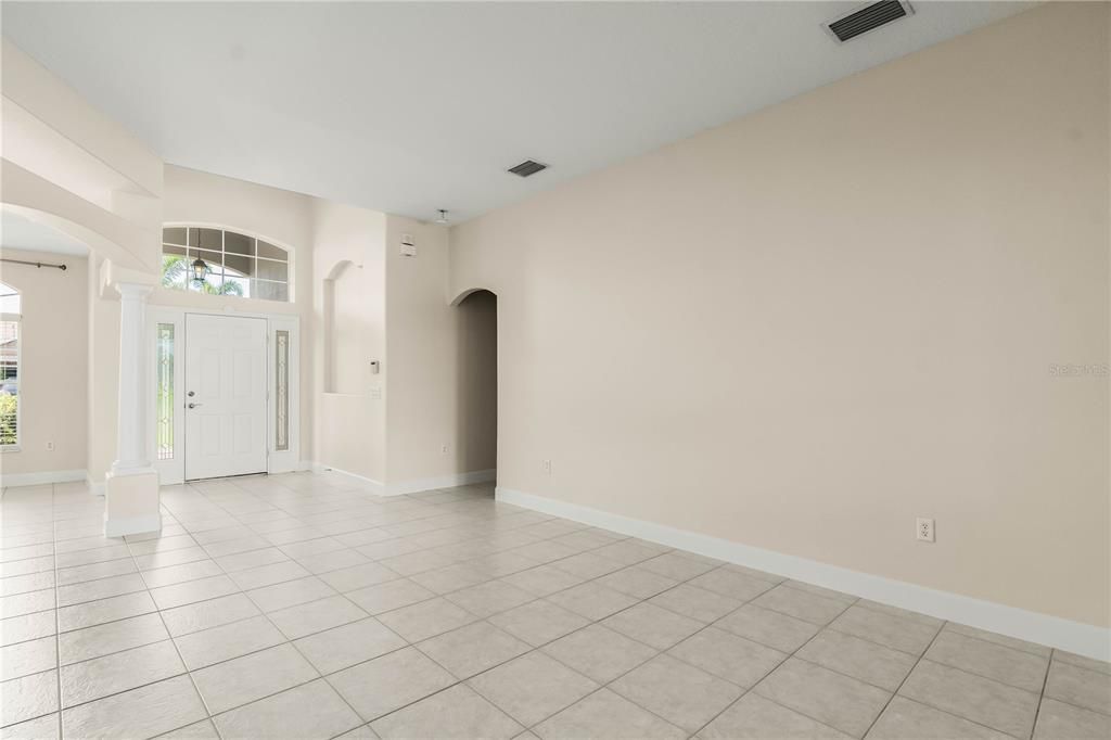 Empty room, Interior