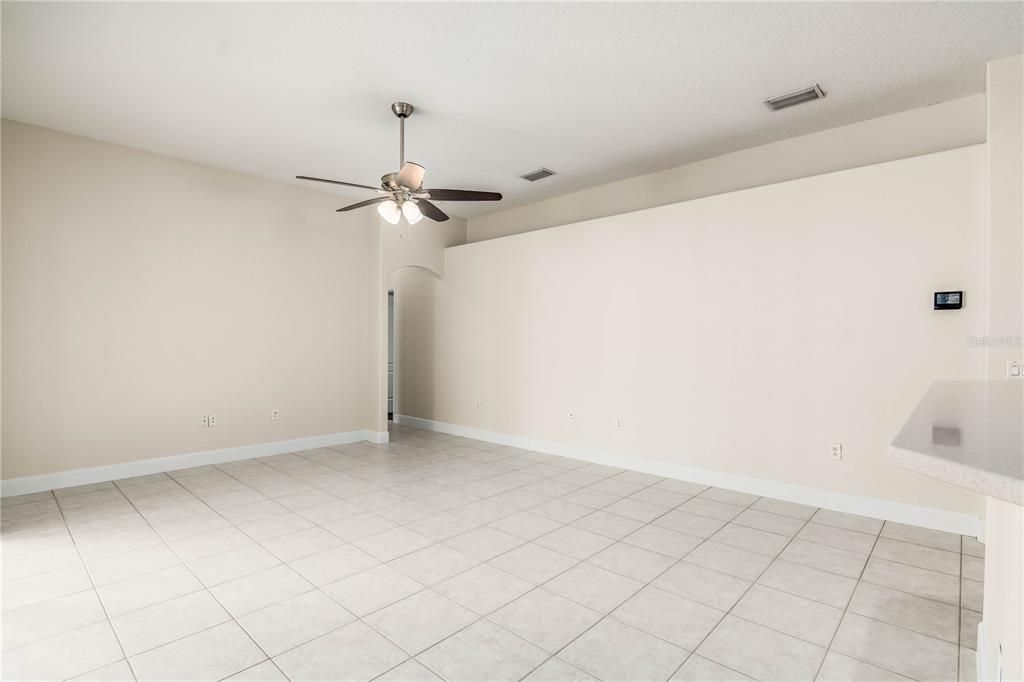 Empty room, Interior