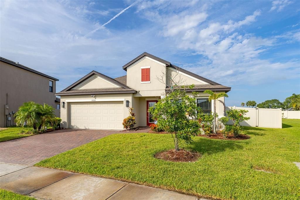 Attached, Exterior, Facade, American Craftsman