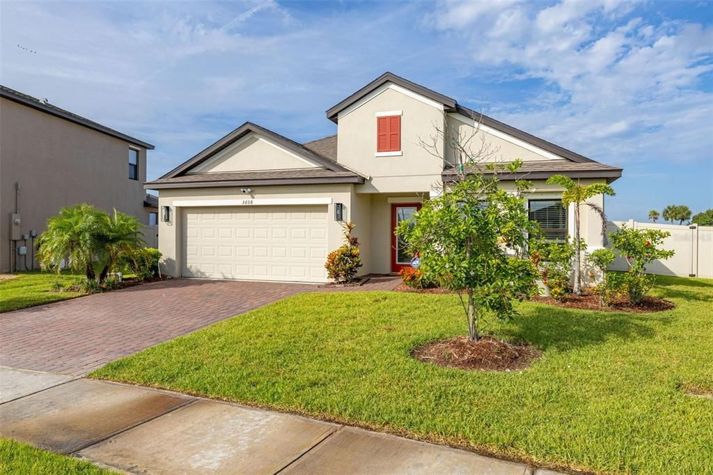 Attached, Exterior, Facade, American Craftsman