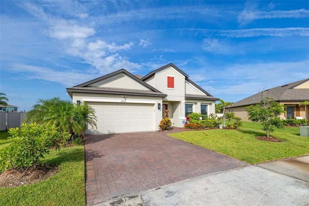 Attached, Exterior, Facade, American Craftsman