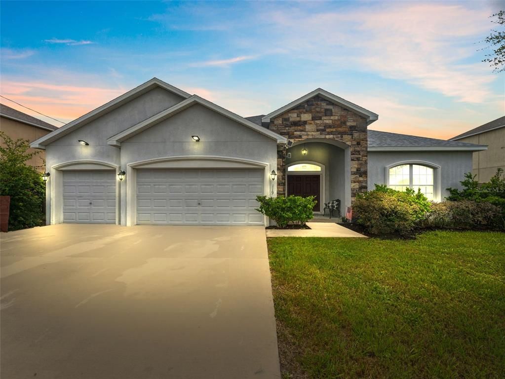 Attached, Exterior, Facade, American Craftsman
