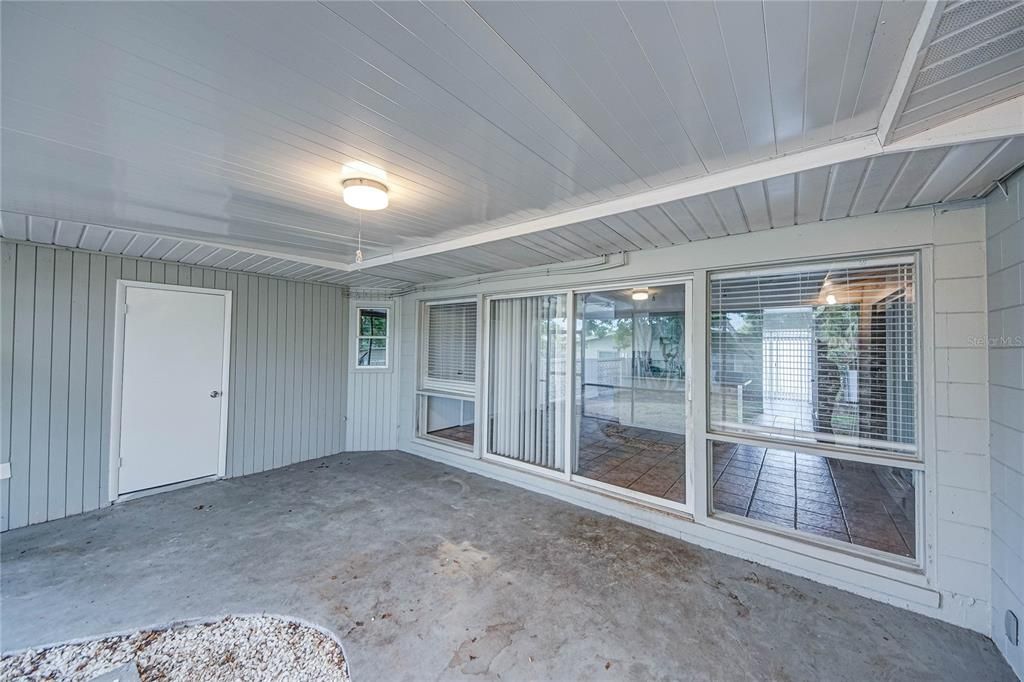 Empty room, Interior