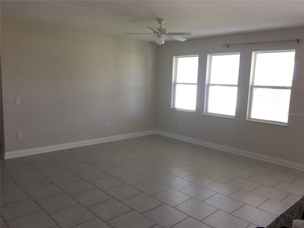 Empty room, Interior