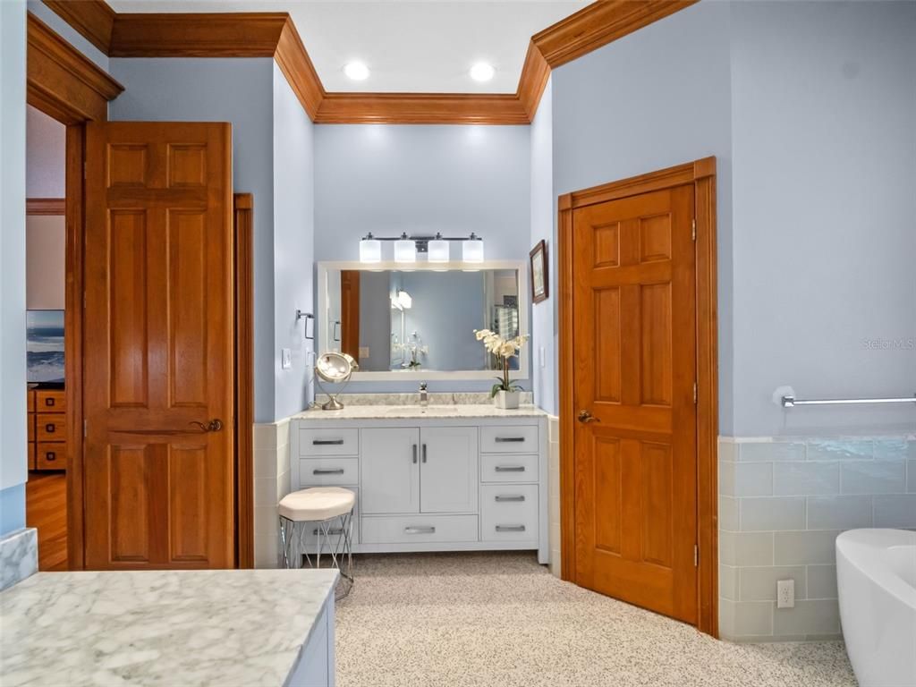Bathroom, Dual Sink Vanities, Interior, Recessed Lighting