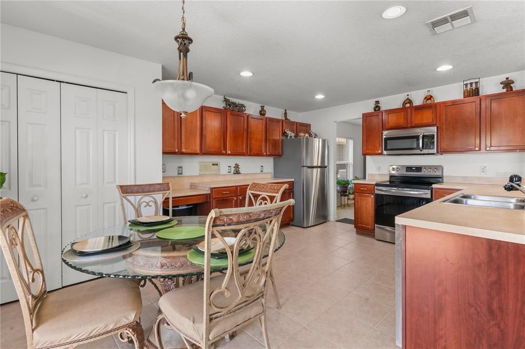Dining room, Interior, Kitchen, Pendant Lights, Recessed Lighting, Stainless Steel Appliances
