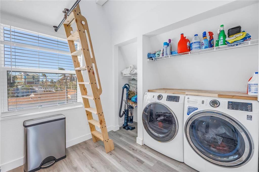 Interior, Washer, Wood Texture Flooring