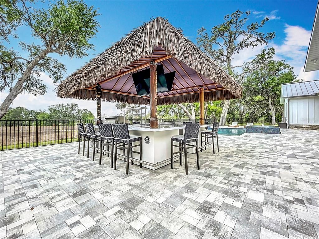 Exterior, Outdoor Kitchen, Pool
