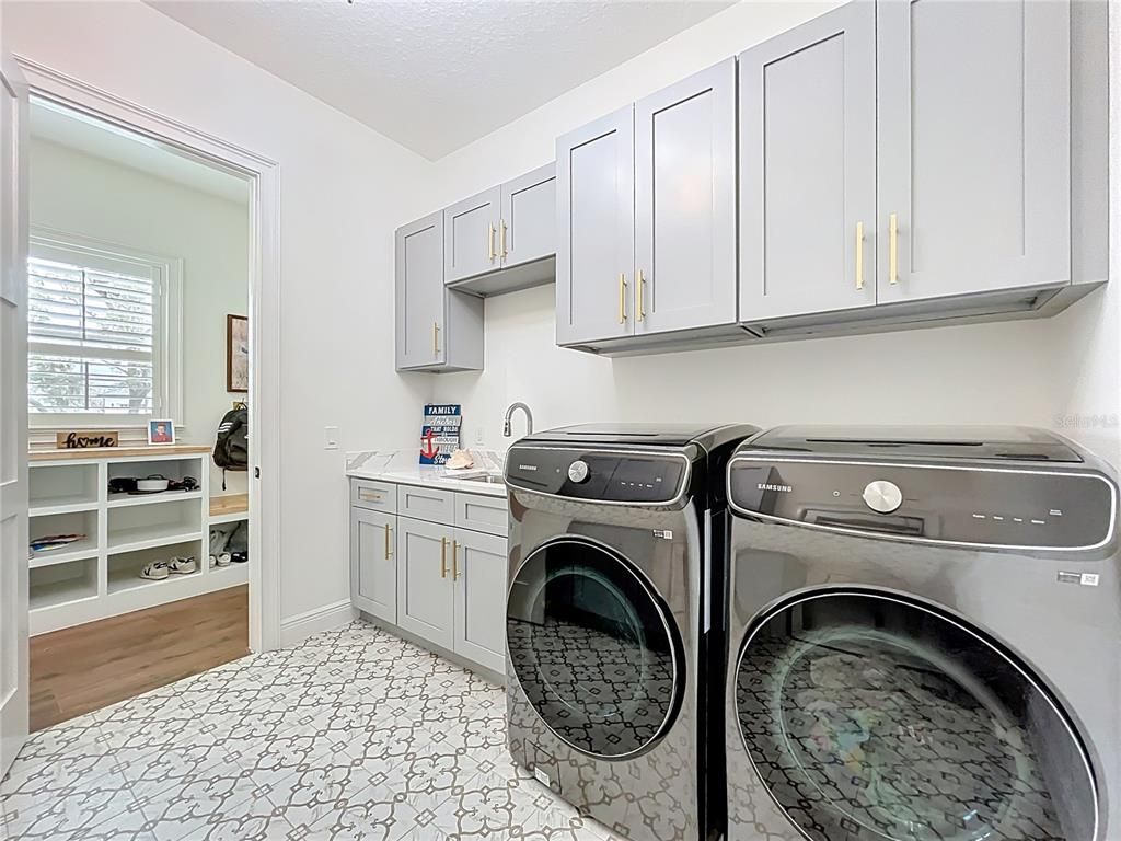 Interior, Washer, Wood Texture Flooring