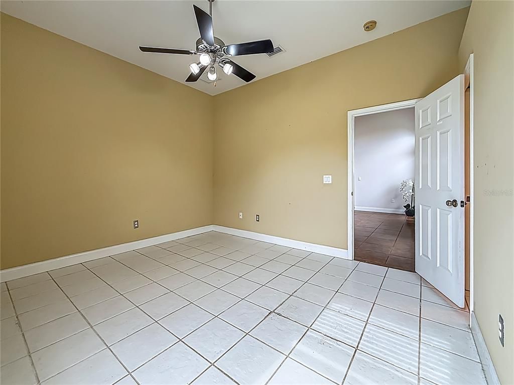 Empty room, Interior