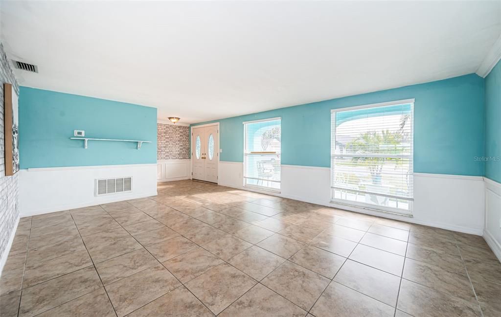 Empty room, Interior