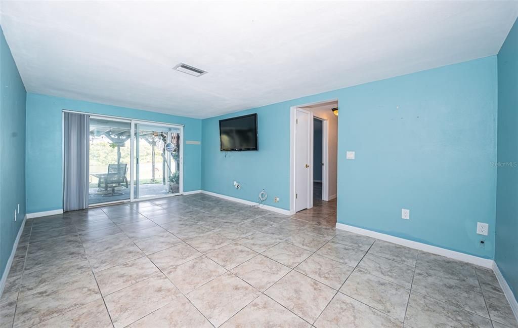 Empty room, Interior