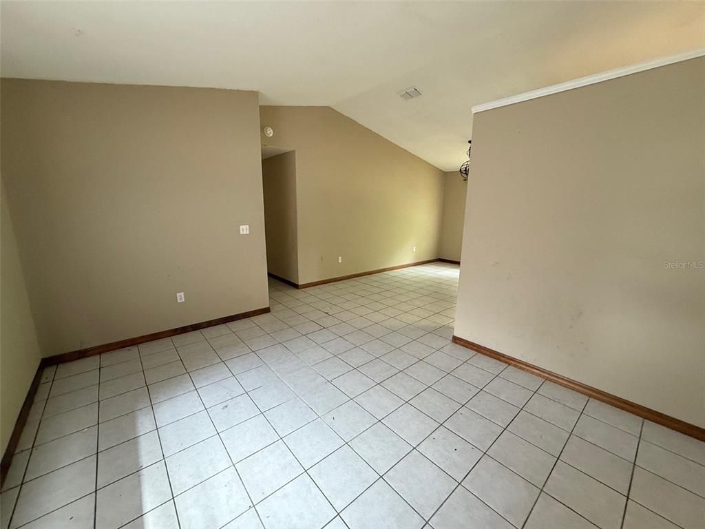 Empty room, Interior
