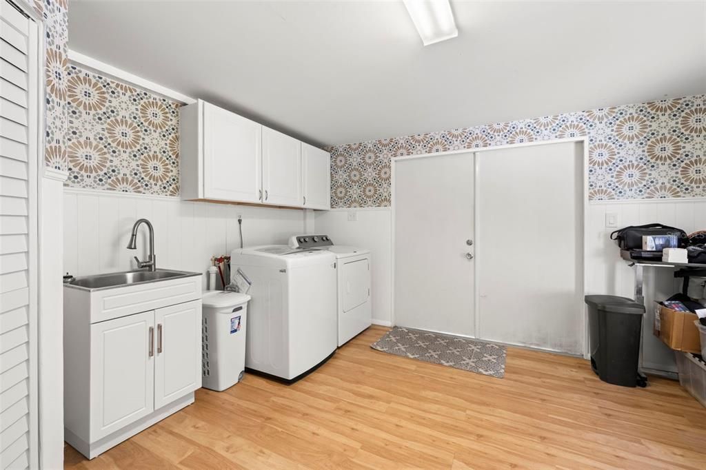 Interior, Washer, Wood Texture Flooring