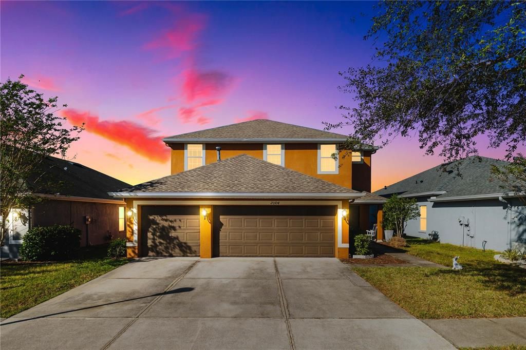 Attached, Exterior, Facade, American Craftsman