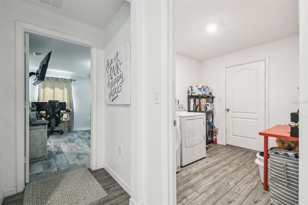 Interior, Recessed Lighting, Washer, Wood Texture Flooring