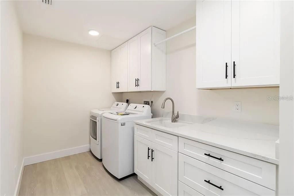 Interior, Recessed Lighting, Washer, Wood Texture Flooring