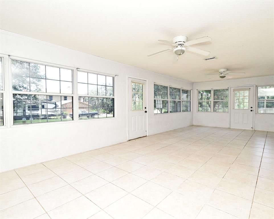 Empty room, Interior