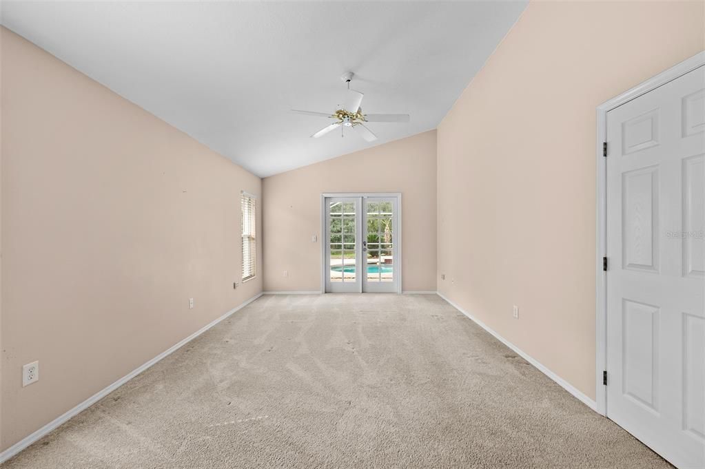 Empty room, Interior