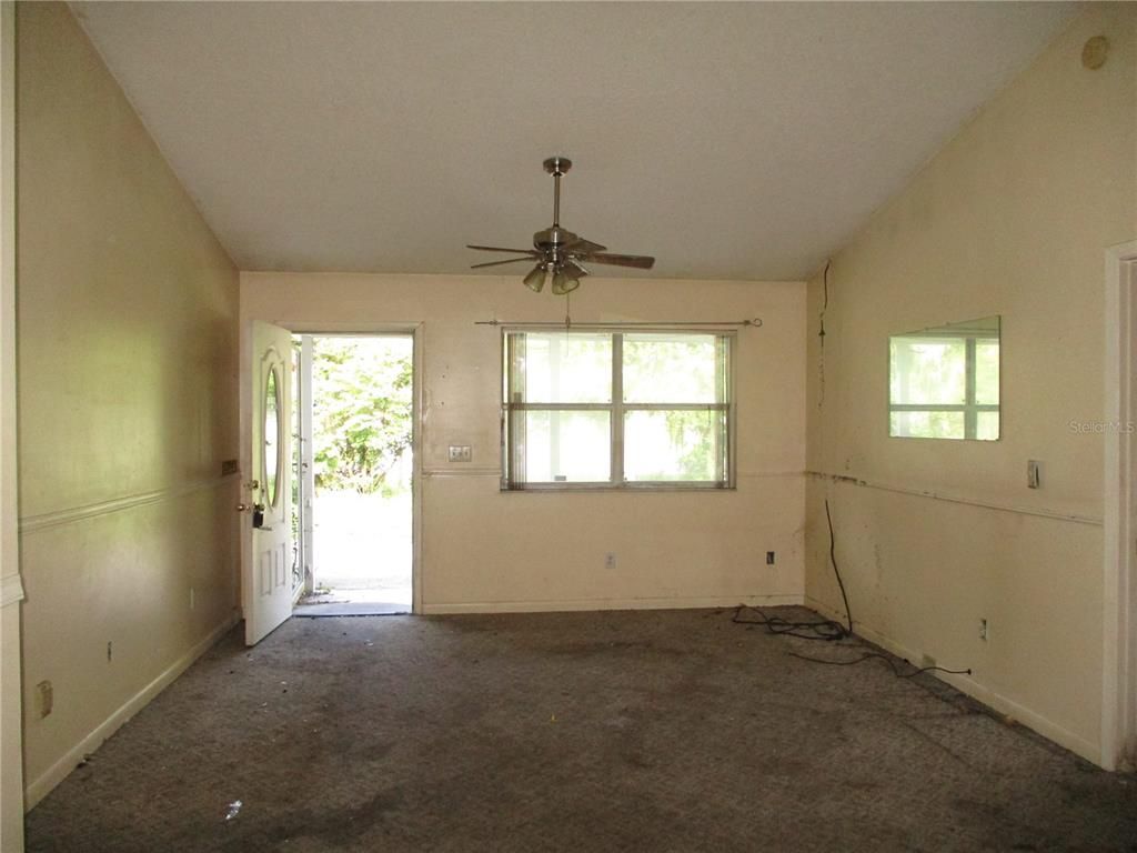 Empty room, Interior