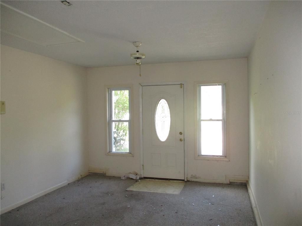 Empty room, Interior