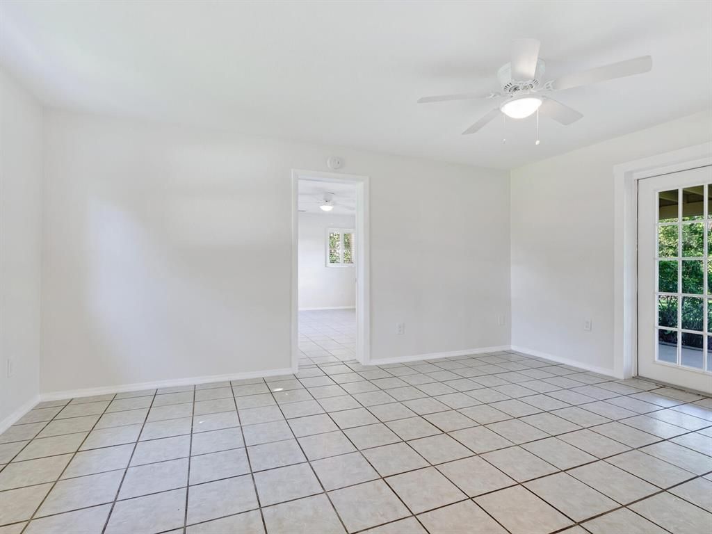 Empty room, Interior