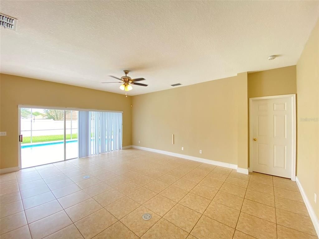 Empty room, Interior