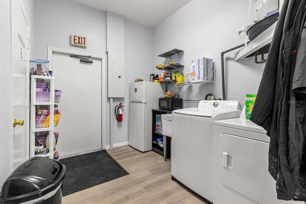 Interior, Washer, Wood Texture Flooring