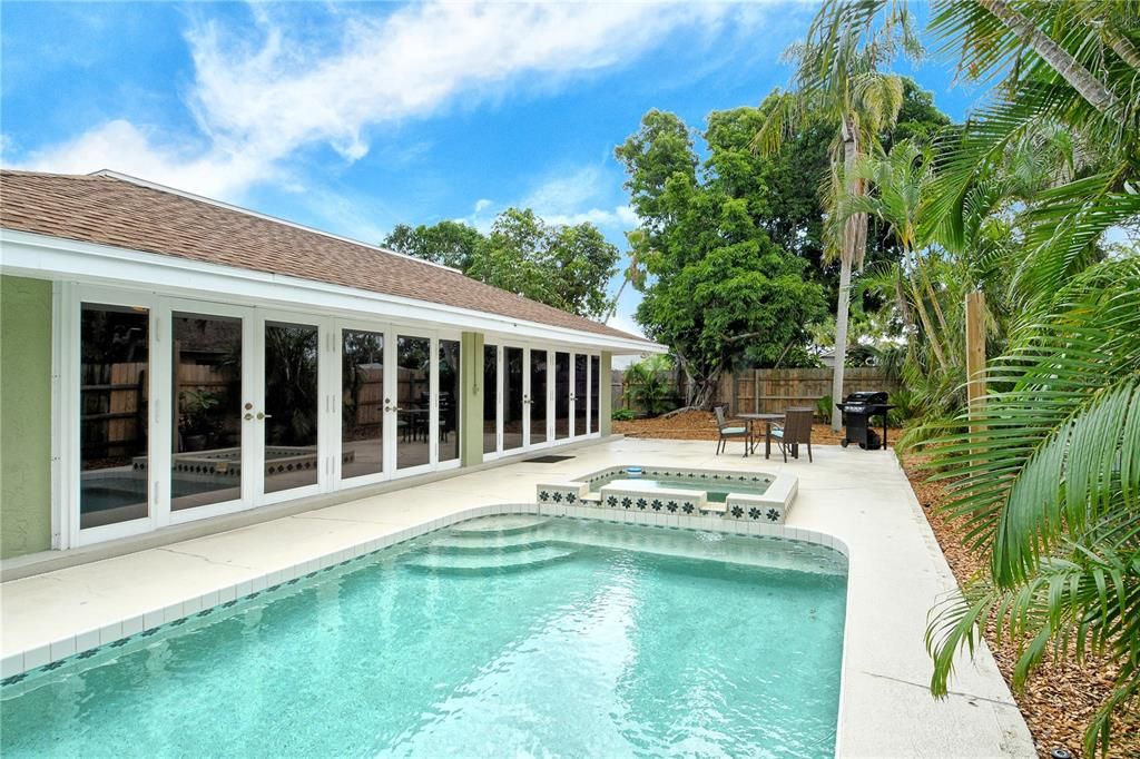 Exterior, Pool