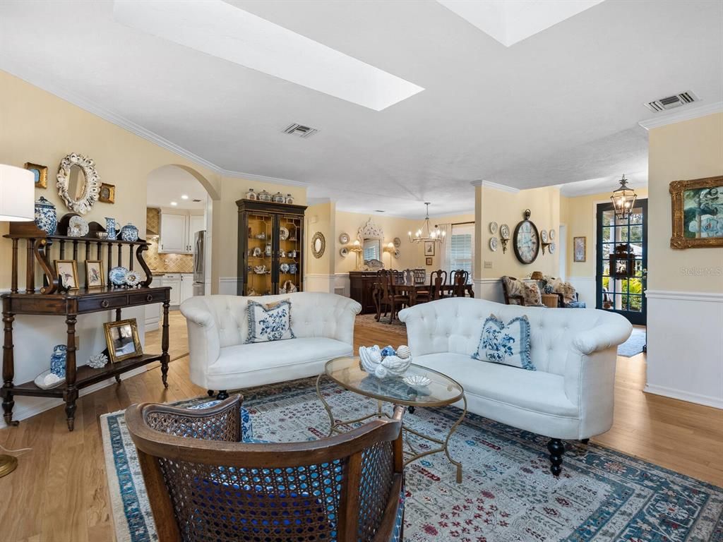 Chandelier, Dining room, Interior, Living room, Pendant Lights, Recessed Lighting, Wood Texture Flooring
