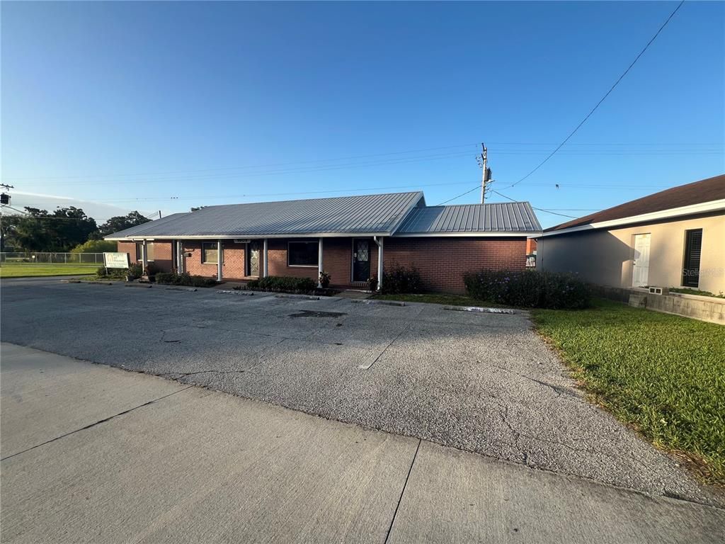 Exterior, Facade, Brick Facade, Ranch