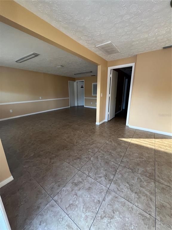 Empty room, Interior