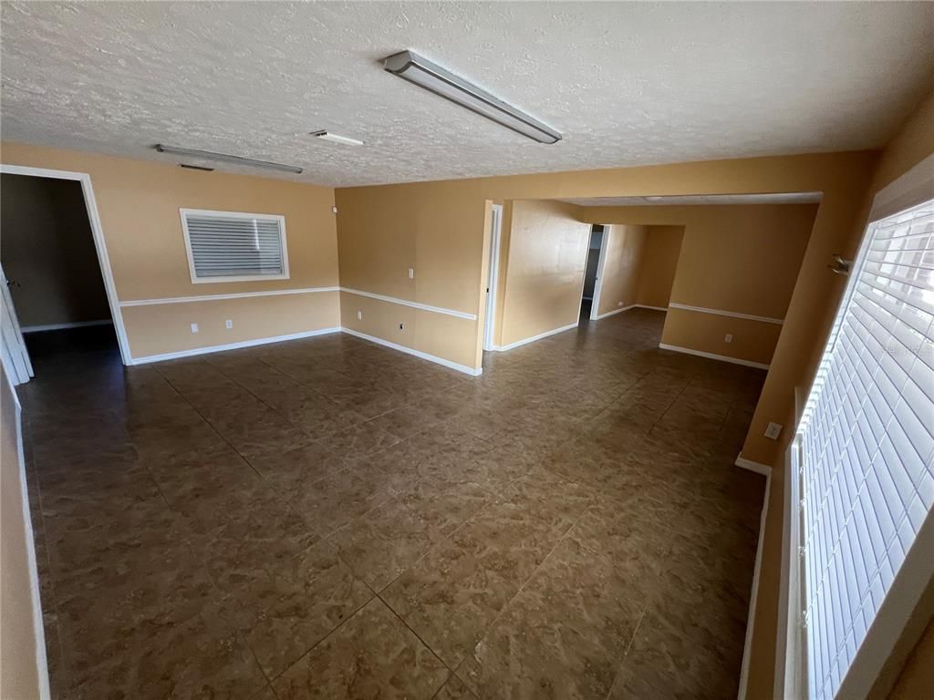 Empty room, Interior