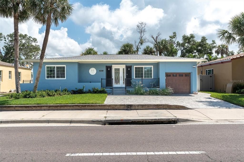 Attached, Exterior, Facade, Ranch