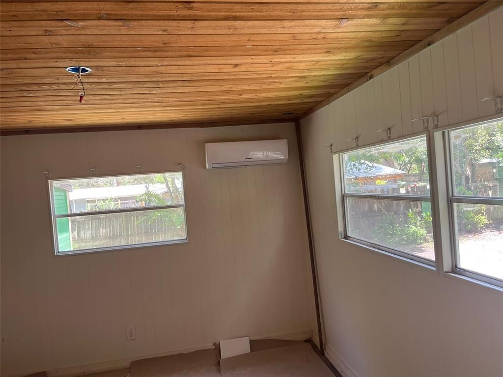 Empty room, Interior, Wooden Ceilings