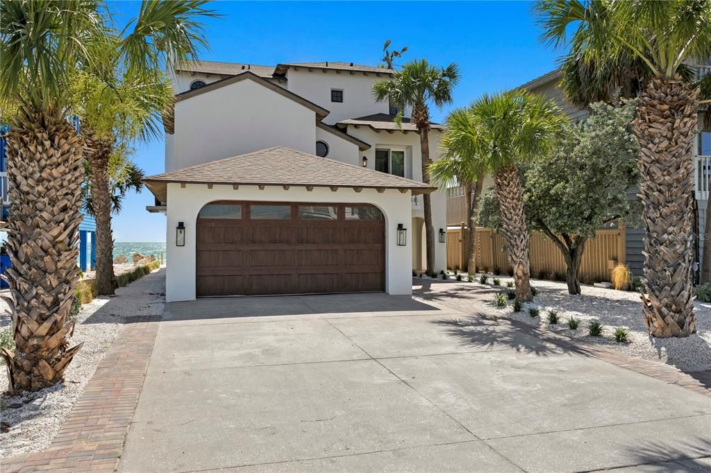 Attached, Exterior, Facade, Mediterranean