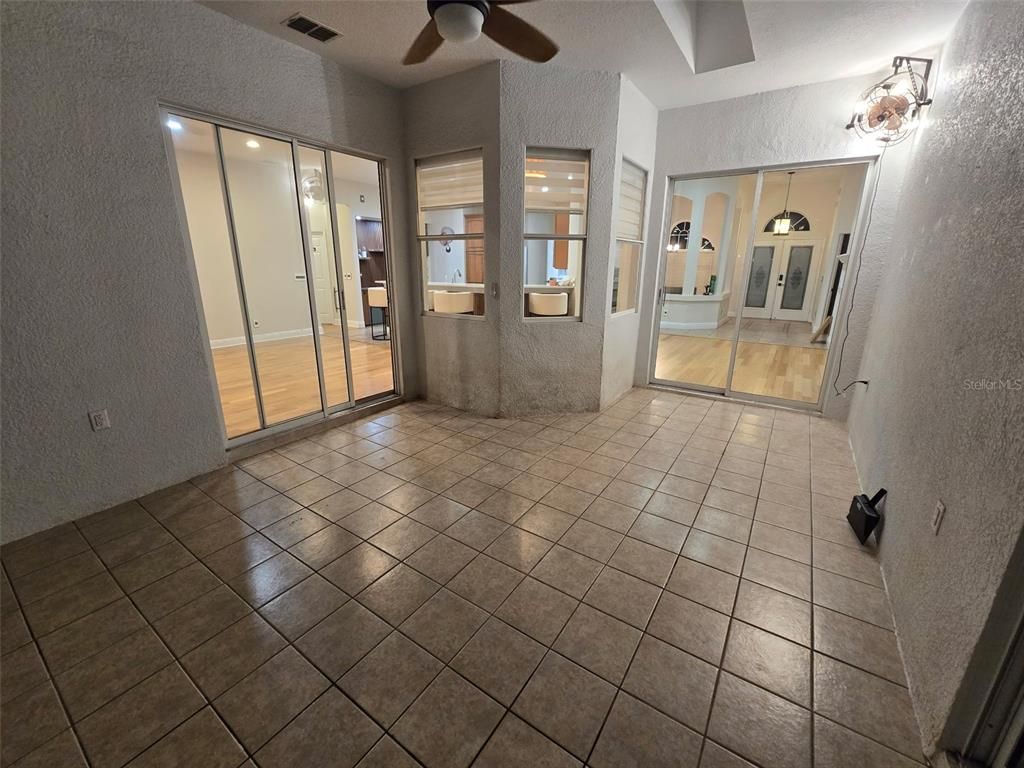 Empty room, Interior
