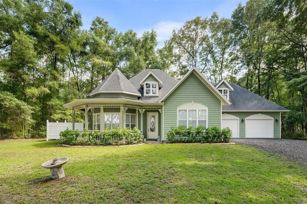 Attached, Backyard, Exterior, Facade, Queen Anne Victorian