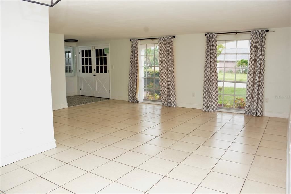 Empty room, Interior