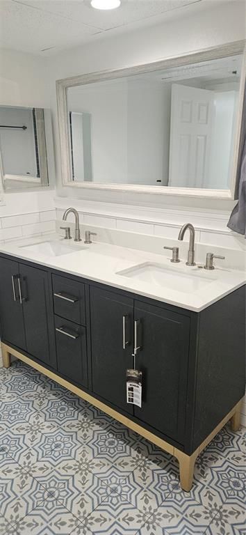 Bathroom, Dual Sink Vanities, Interior