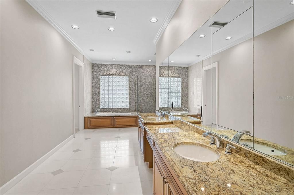 Bathroom, Dual Sink Vanities, Interior, Recessed Lighting