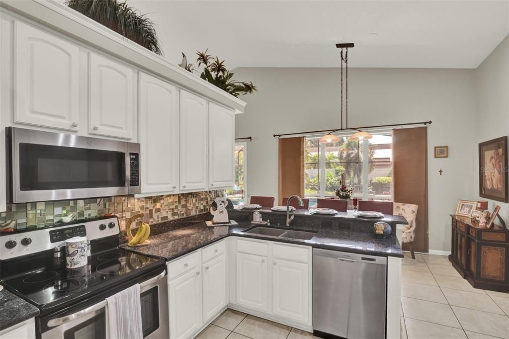 Dining room, Interior, Kitchen, Pendant Lights, Stainless Steel Appliances