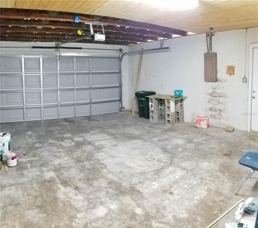 Garage, Interior, Wooden Beams