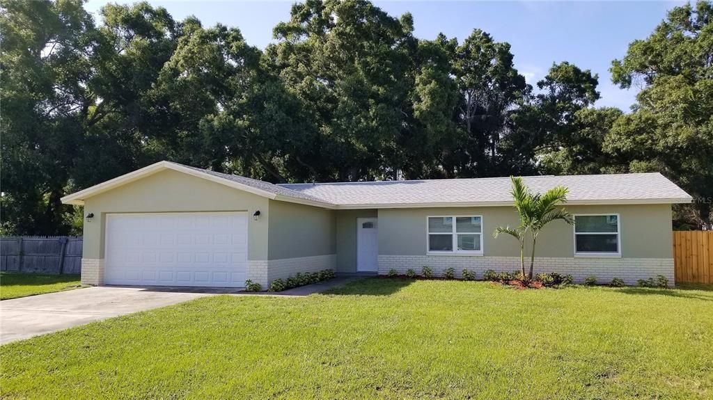 Attached, Exterior, Facade, Ranch