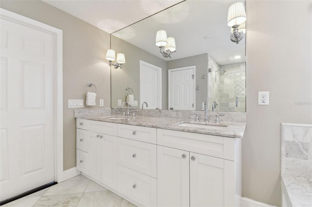 Bathroom, Dual Sink Vanities, Interior, Recessed Lighting
