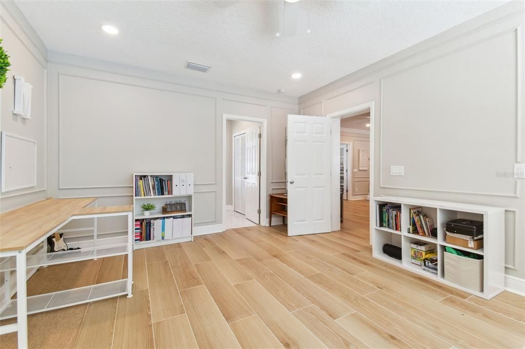 Interior, Recessed Lighting, Wood Texture Flooring