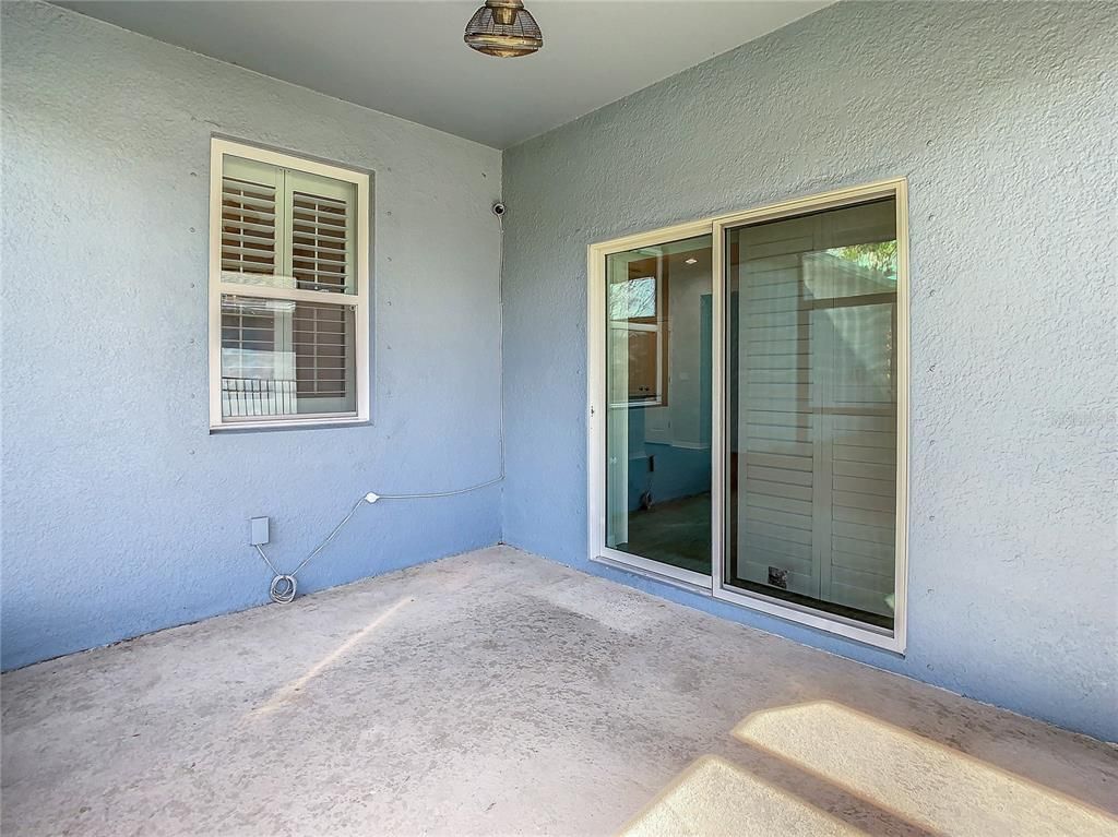 Empty room, Exterior